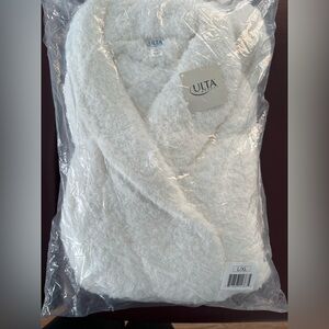 New in bag Ulta Beauty plush white robe size L/XL